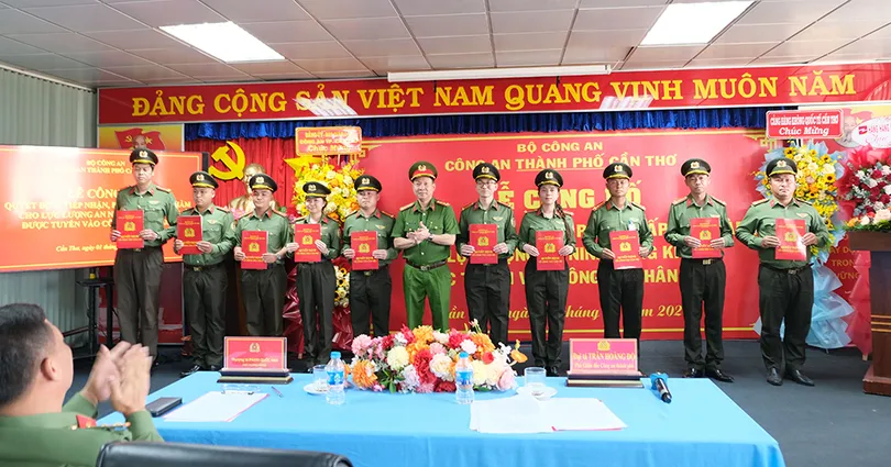 Công an TP Cần Thơ tiếp nhận lực lượng an ninh hàng không được tuyển vào Công an nhân dân