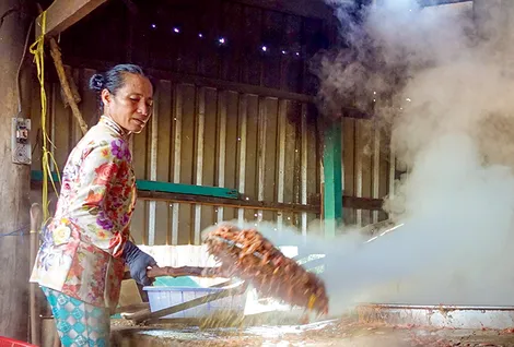 Hối hả làng khô An Giang vào vụ Tết