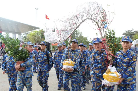 Vùng 4 Hải quân tiễn đoàn công tác ra chúc Tết quân dân đặc khu Trường Sa