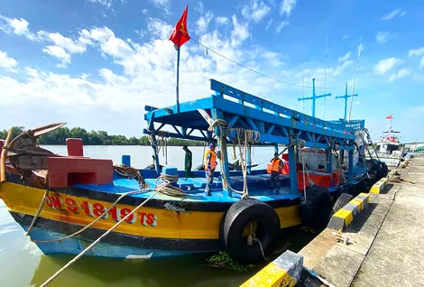 Cà Mau: Phát hiện tàu cá vận chuyển hơn 100.000 lít dầu trái phép