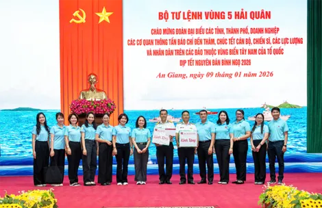 Các địa phương, doanh nghiệp và Ngân hàng Agribank thăm chúc Tết cán bộ, chiến sĩ Vùng 5 Hải quân