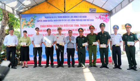 Đoàn công tác Vùng 5 Hải quân viếng Đền thờ Thổ Châu