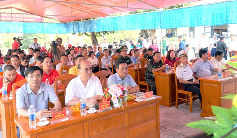 Đoàn đại biểu TP Cần Thơ chúc Tết quân và dân đảo Hòn Chuối