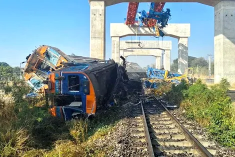 Thái Lan: Cần cẩu đổ sập vào đoàn tàu chở khách, ít nhất 22 người thiệt mạng