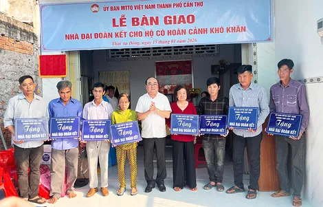 Bàn giao 8 căn nhà Đại đoàn kết
