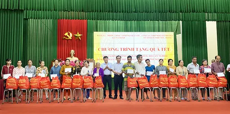 Ủy ban MTTQVN xã An Thạnh trao tặng 400 phần quà Tết cho hộ nghèo