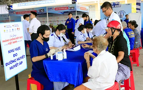 Khám bệnh, phát thuốc và tặng quà người dân khó khăn xã Phú Lộc