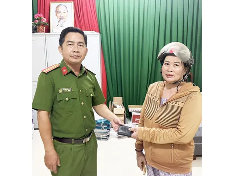 Nhặt được tài sản đánh rơi, người dân bàn giao cho Công an xã