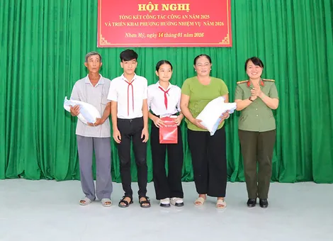 Công an xã Nhơn Mỹ nhận đỡ đầu 2 anh em mồ côi