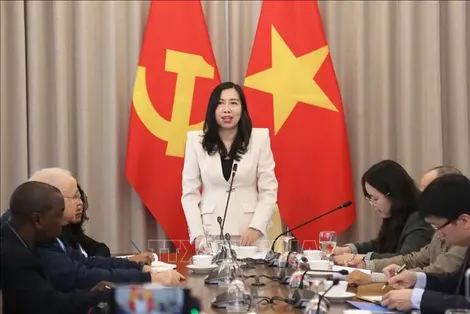 Thứ trưởng Ngoại giao Lê Thị Thu Hằng tiếp đoàn phóng viên nước ngoài đưa tin Đại hội Đảng