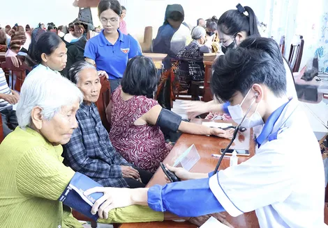 Khám bệnh và cấp phát thuốc miễn phí cho hơn 1.500 người dân