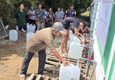 Cần Thơ mở 37 điểm cấp nước sạch miễn phí cho người dân 
ở các xã ven biển vùng sâu