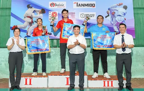 240 VĐV từ nhiều tỉnh, thành tham gia Giải Karate phường Vị Tân mở rộng mừng Đảng - mừng Xuân
