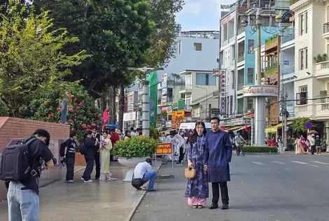 "Phim trường" Bến Ninh Kiều ngày cận Tết