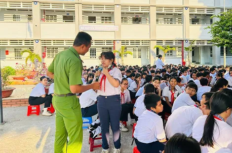 Phường Sóc Trăng tuyên truyền phòng ngừa vi phạm về giao thông và ma túy trong học sinh
