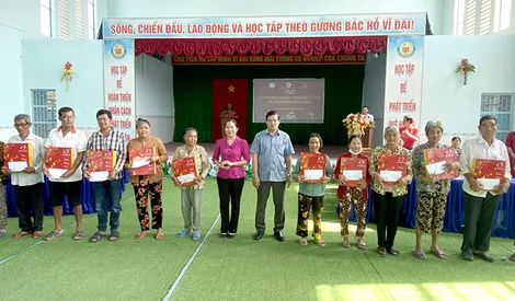 Trao tặng 300 phần quà “Tết nhân ái” cho người dân nghèo xã đảo