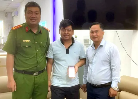 Công an xã phối hợp hỗ trợ người dân nhận lại 600 triệu đồng chuyển khoản nhầm