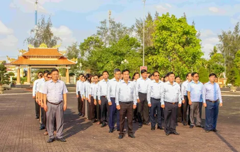 Viếng Đền thờ Chủ tịch Hồ Chí Minh và sinh hoạt chuyên đề tại xã An Thạnh
