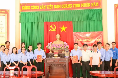 2 sinh viên Trường Đại học Tây Đô được kết nạp Đảng dịp kỷ niệm 96 năm Ngày thành lập Đảng Cộng sản Việt Nam