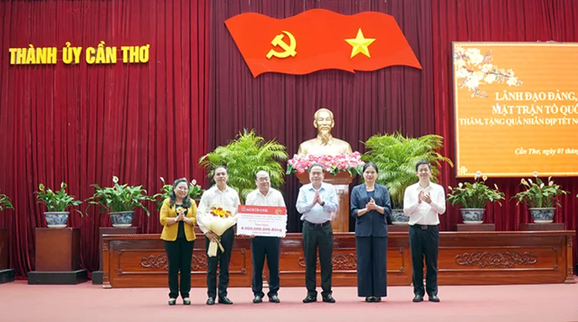Chủ tịch Quốc hội Trần Thanh Mẫn dự họp mặt, tặng quà, chúc Tết Nguyên đán Bính Ngọ năm 2026 tại TP Cần Thơ