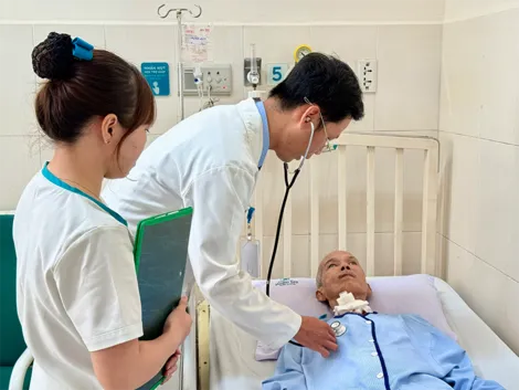 Bác sĩ gắp ra xương cá, giúp cụ ông hết khó thở