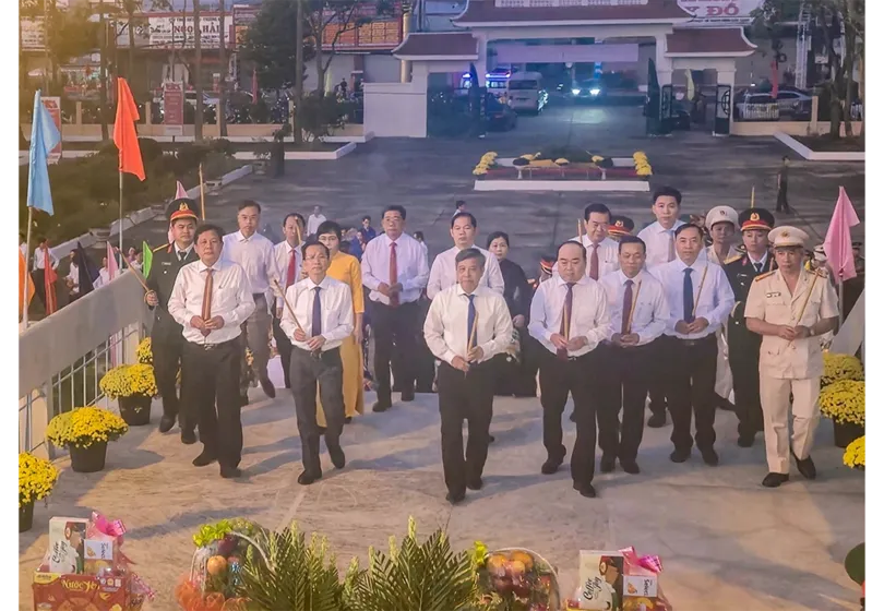 Lãnh đạo thành phố viếng nghĩa trang liệt sĩ Sóc Trăng
