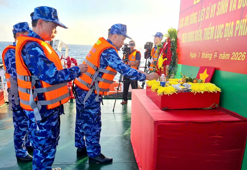 Cảnh sát biển Việt Nam thắp hương, tưởng niệm anh hùng liệt sĩ, ngư dân hy sinh vì biển, đảo