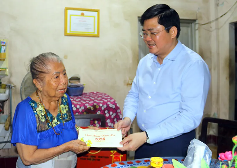 Lãnh đạo Thành ủy thăm chúc Tết gia đình nguyên lãnh đạo thành phố và các bệnh viện
