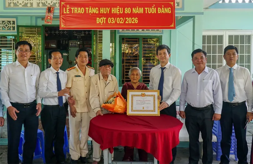 Lãnh đạo thành phố trao Huy hiệu 80 năm, 70 năm tuổi Đảng tặng các đảng viên