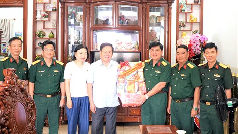 Lãnh đạo Bộ Chỉ huy Quân sự TP Cần Thơ chúc Tết gia đình cán bộ cấp cao đã nghỉ hưu