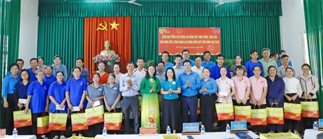 Lãnh đạo Tổng Liên đoàn lao động Việt Nam tặng quà Tết cho đoàn viên, người lao động Cần Thơ