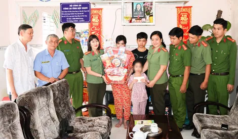 Một hoàn cảnh đặc biệt khó khăn được Giám đốc Công an TP Cần Thơ nhận đỡ đầu