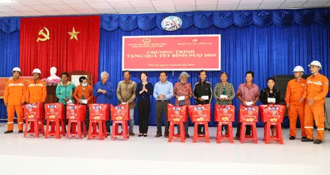 Đoàn Đại biểu Quốc hội TP Cần Thơ tặng quà xã Hòa An và Vĩnh Lợi