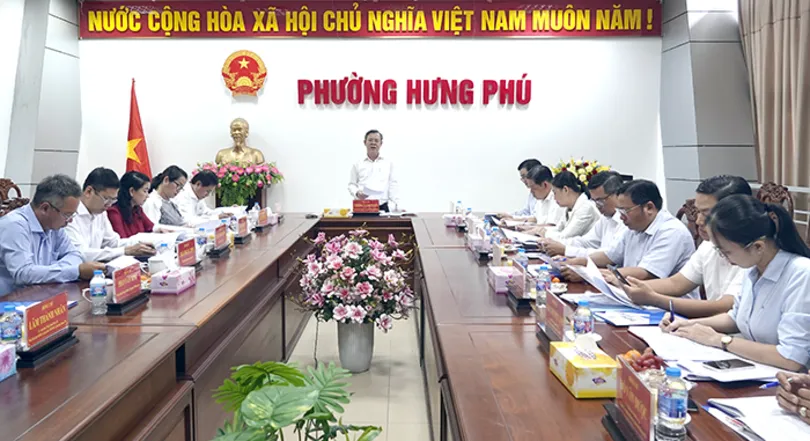Ông Trương Cảnh Tuyên kiểm tra công tác bầu cử ở phường Hưng Phú và phường Cái Răng