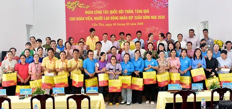 Đoàn công tác Quốc hội trao 100 suất quà cho đoàn viên, người lao động