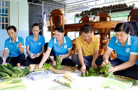 Giữ nghề làm bánh tét truyền thống