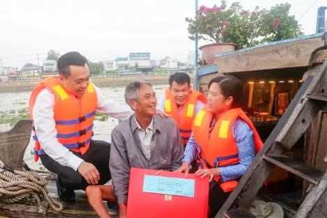 Trao 400 phần quà đến tiểu thương trên chợ nổi Cái Răng dịp Tết Bính Ngọ 2026