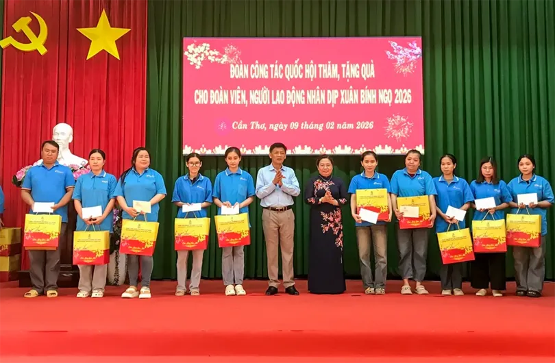 Đoàn công tác của Quốc hội tặng quà đoàn viên và người lao động