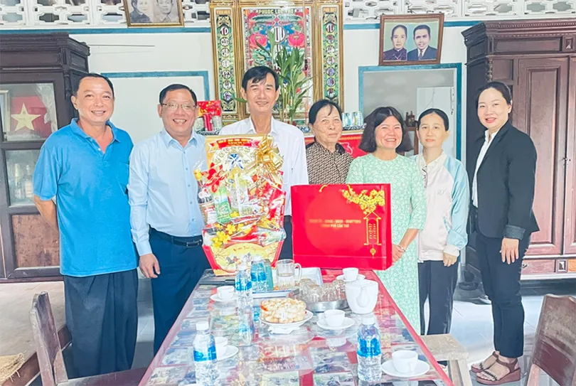 Phó Chủ tịch UBND TP Cần Thơ Trần Chí Hùng thăm, chúc Tết gia đình cán bộ hưu trí