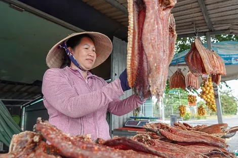 Rộn ràng xóm khô Thới Ninh