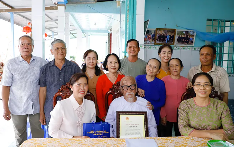 Lãnh đạo thành phố thăm, chúc thọ các cụ 100 tuổi ở xã Phong Điền