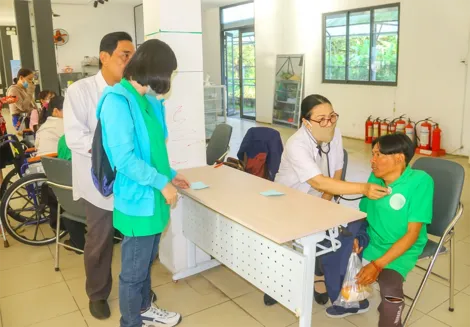 Khám bệnh miễn phí và tặng quà Tết đến người khuyết tật