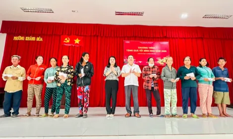 Đoàn ĐBQH TP Cần Thơ tặng 200 phần quà Tết cho hộ nghèo, hộ cận nghèo