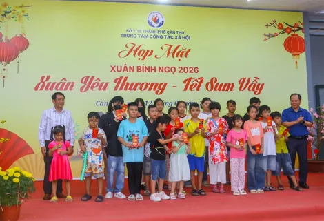 Tặng quà tết trẻ em mồ côi