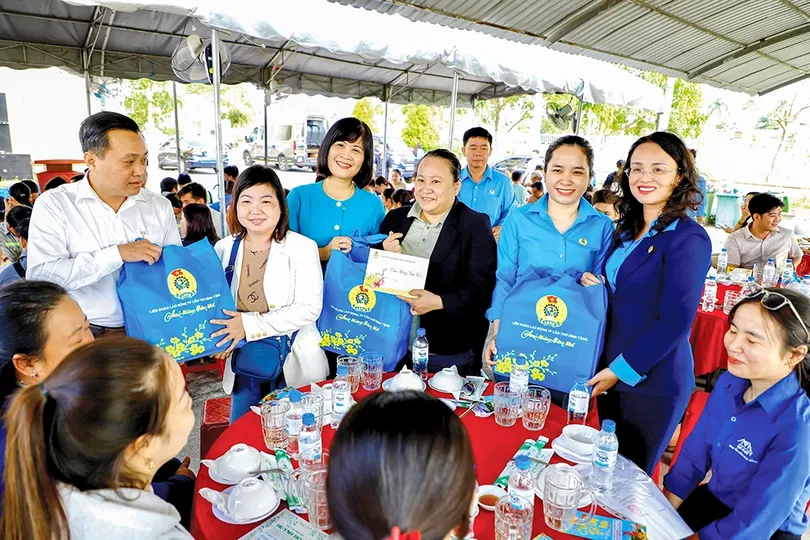 Đầm ấm tết Công đoàn 