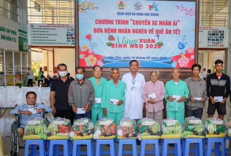 Chuyến xe nhân ái đưa bệnh nhân nghèo về quê ăn Tết
