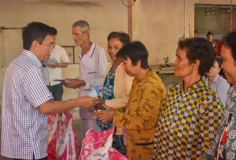 Trao 100 phần quà Tết đến hộ nghèo, hộ khó khăn tại xã Phú Tâm