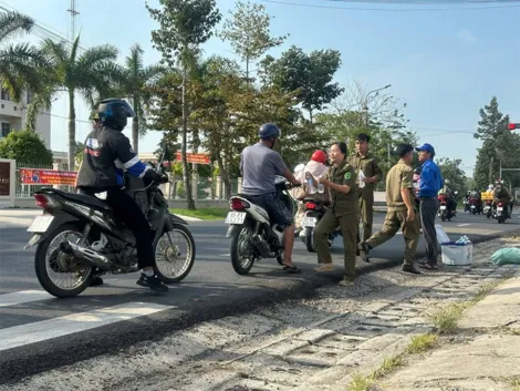 Tặng nước suối đến người dân trên đường về quê đón Tết