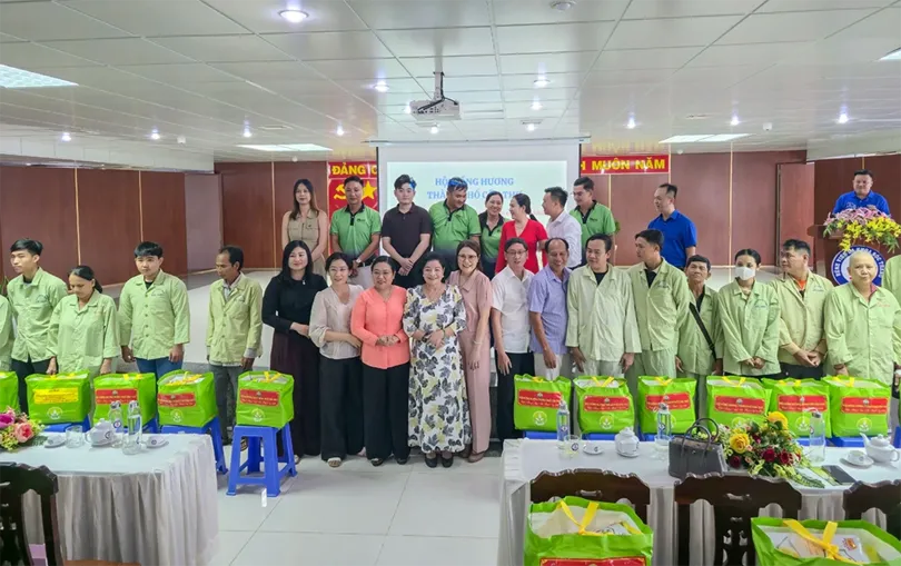 Hội đồng hương TP Cần Thơ tặng 150 phần quà tại Bệnh viện Đa khoa Sóc Trăng