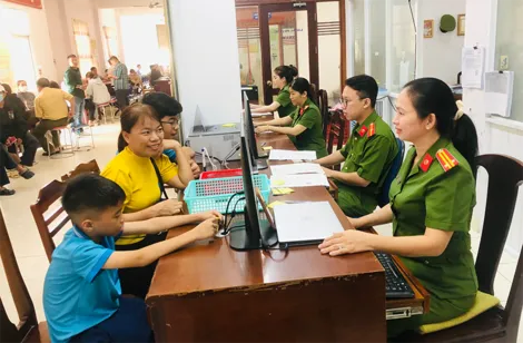 Công an TP Cần Thơ thu nhận hồ sơ cấp căn cước và định danh điện tử xuyên Tết